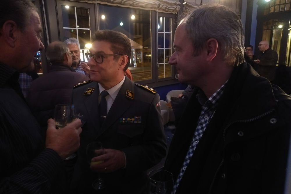 Div Melchior Stoller beim anschliessenden Apéro mit Kassier Maj André Vögeli